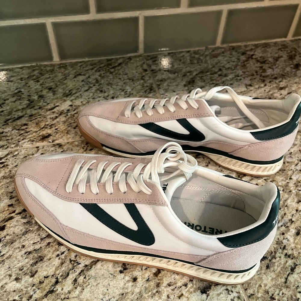 Like NEW! Trenton sneakers